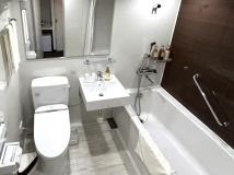 【浴室リニューアル致しました】白を基調とし、浴槽の壁面にはウッドカラーを施し、落ち着いたバスタイムをお過ごしいただけます。