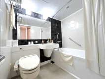 【浴室リニューアル致しました】白を基調とし、清潔感のある明るいバスルームとなりました。1日の疲れをごゆっくりと癒して頂けます。