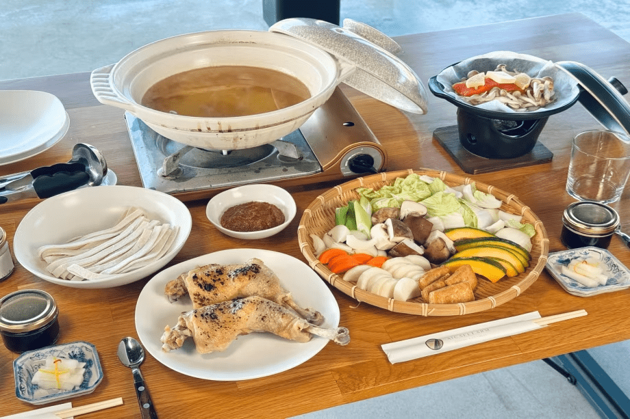 【冬季限定・夕食付き】ぬくもりの美味旅！名水赤鶏ほうとう鍋＆湧水マスの陶板焼き &times; 絶景レストランで山梨グルメ満喫プラン