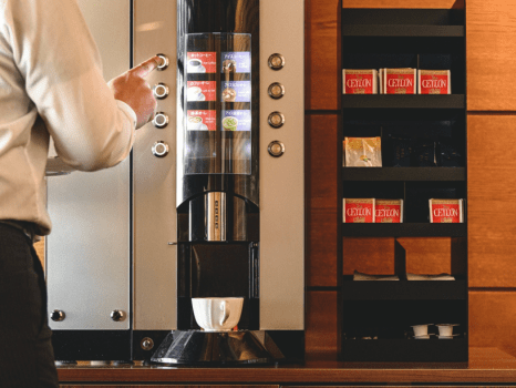 ウェルカムラウンジ：利用時間：午後3時から午後7時、珈琲や紅茶などをご自由にお楽しみいただけます。