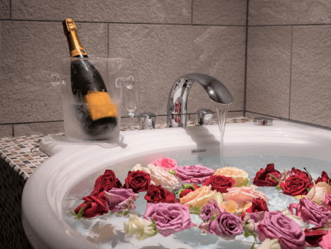 带热浴盆的套房