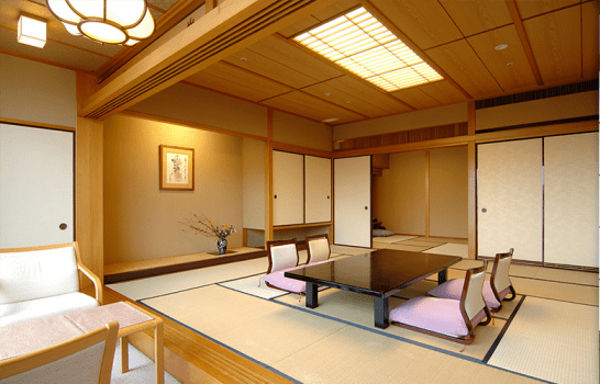 和室 2 間：12.5 張榻榻米 + 隔間 4.5 張榻榻米（8 人房）/ 河畔。