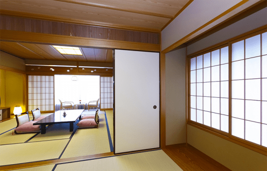 和室 2 間：12.5 張榻榻米 + 隔間 4.5 張榻榻米（8 人房）/ 河畔。