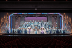 雪組フィナーレ　Ⓒ宝塚歌劇
　※写真は公演内容とは異なります。