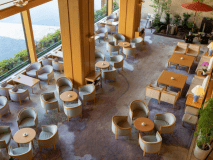 全面窓の明るいロビーラウンジ。川の流れに時間を忘れる