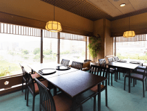 武庫川の清流を臨む料亭レストラン【山茶花】