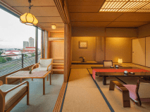 窓の景色を眺めながら、ゆったり過ごせる標準客室１２．５畳