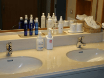 全客室の洗面台には手指消毒の為、消毒液を設置。