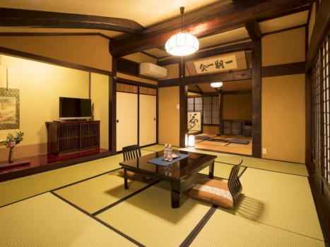 奥の間に囲炉裏のお部屋があります。