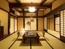 特別室２０１号室です。襖には地元作家の作品が描いてあります。