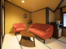 飛騨家具のソファーに座ってゆったりとお寛ぎください。