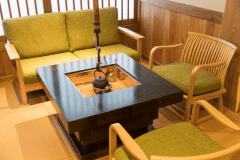 懐かしさが漂う人気の囲炉裏付和室(囲炉裏部屋+12畳・バストイレ付)【禁煙/加湿空気清浄機付】