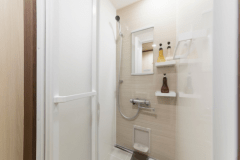 シャワーブース・トイレ付きのお部屋に付いてます。（バスタブはありません）