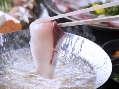 新鮮な寒鰤をさっと出汁にくぐらせてしゃぶしゃぶで。（写真はイメージです）