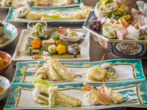 オリジナルの九谷の器にもられて