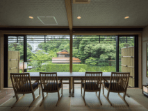 「古代紫」＆「萌木色」ダイニングカウンター。アメニティにもこだわった気品あるお部屋です