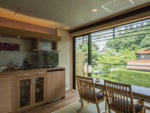 「古代紫」＆「萌木色」ダイニングカウンター。アメニティにもこだわった気品あるお部屋です