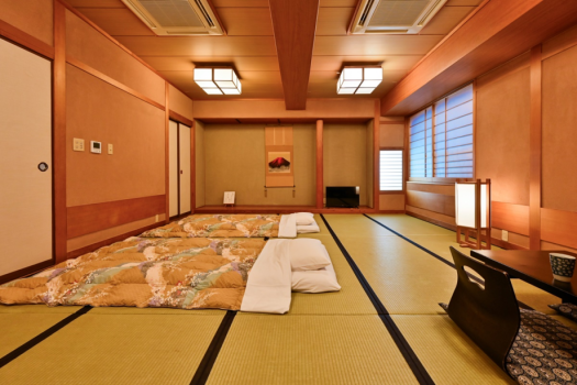 【和室】15畳、個別空調：グループや小さなお子さま連れでのご滞在におすすめです。未就学のお子さまは添寝無料です（お子さま用アメニティはございませんのでお持ちくださいませ）