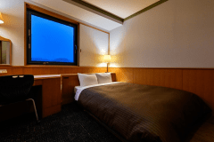 【スタンダードダブルルーム】15平米、禁煙／喫煙、個別空調：ベッドサイズ幅140cm。枕は低めのものと交換可、数に限りがございますのでお早めにお申し付けください