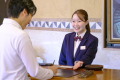 心尽くしのおもてなし。フロントは24時間スタッフが常駐しております。コンビニ徒歩1分、飲食店街も至近で、ビジネスでもレジャーでも、便利で快適な時間をお過ごしいただけますようお手伝いいたします