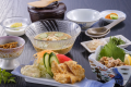 【宮崎名物セット 1,400円・税込】地鶏のたたき、チキン南蛮、冷汁など宮崎の名物料理を満喫いただけます（料理例）。「酒膳ひだか」では、他にも和洋中、旬菜各種をご用意しております
