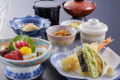 【花ひむか膳 2,400円・税込】旬のお刺身、天ぷら等の全7品（料理例）。「酒膳ひだか」は、ご当地料理やバラエティに富んだ一品料理も多数ございます