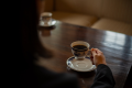 ご到着時やお連れ様との待ち時間のひとときに、薫り高いコーヒーはいかがですか？ロビー喫茶コーナーのご注文はフロントスタッフが承ります（7:00～21:00、コーヒー・紅茶420円）