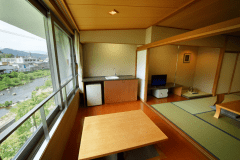 本館）和室12畳
窓際に掘りごたつがあり、明るく清潔感溢れる和室