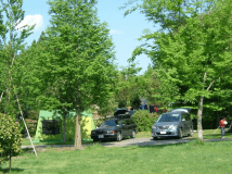 多くのテントサイトが木々に囲まれ、夏場には木陰ができ涼しい風が吹き抜けます。1区画が約120㎡の広さで、テントやタープをたてても十分な広さです。