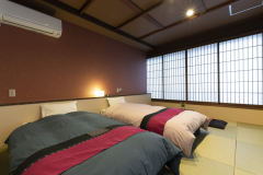 Compact Twin Room with Shared Bath Compact Twin Room with Shared Bath
