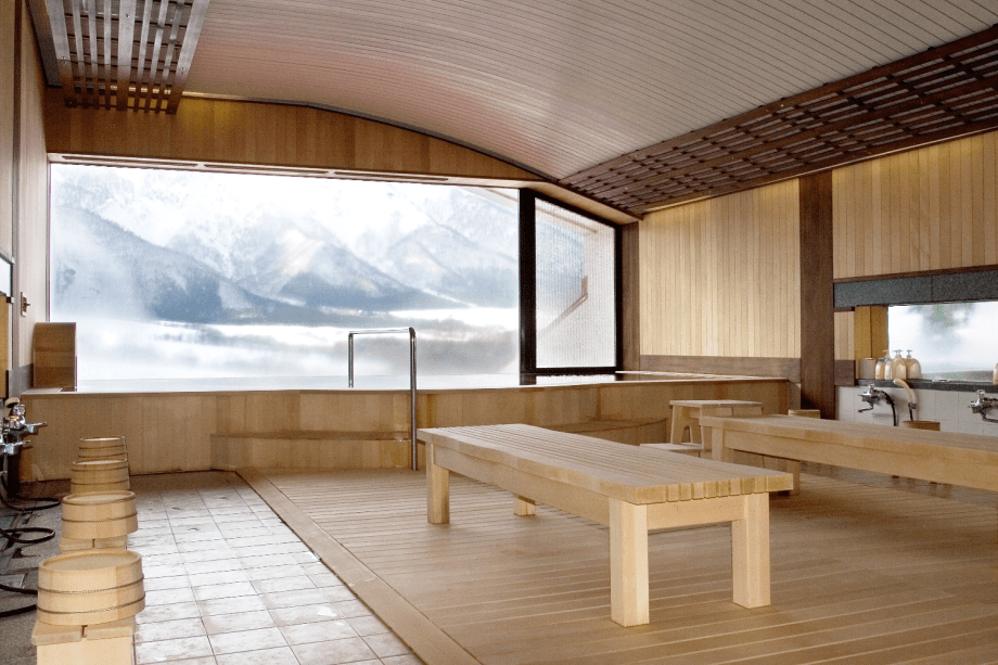 ゆったりした洗い場とサウナ併設の『檜（ひのき）展望大浴場』お肌スベスベ・身体の芯まで温まります。
