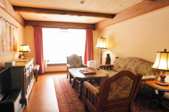 【スイートルーム】お部屋のリビングルーム。窓の外は豊かなゲレンデの風景が広がります