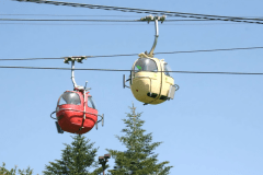 【オニコウベスキー場】山頂から月山や栗駒山などの大パノラマが楽しめる4人乗りテレキャビン(ゴンドラ)