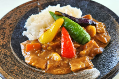 【「ベルビュー」日高見牛のカレーセット】※季節や状況により写真と内容が変更になる場合がございます。