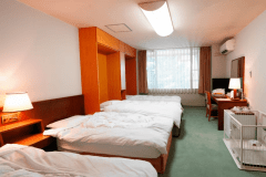 【山荘B】《わんちゃんと一緒に泊まれる》洋室（定員：２～４名）※3～４名様でご利用の場合、収納式（跳ね上げ式）ベッドを追加でご用意いたします。