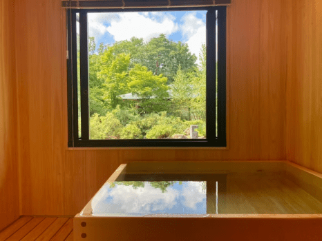 庭園を見ながらゆっくりとリラックスしていただけます。