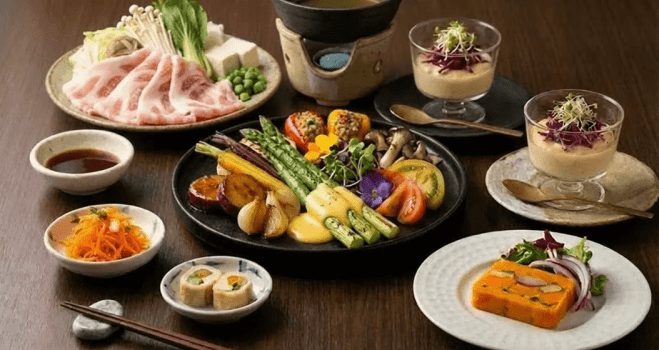 お食事は、無農薬野菜や無添加調味料をはじめ地産地消の旬の新鮮な野菜を中心にすべてを手作りに拘った健康会席にてご提供しております。信州肉や信州魚ももちろん季節ごとにご提供しております。