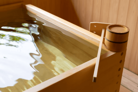 当館の檜風呂は、全５部屋すべてに完備しています。大浴場はございませんが、完全プライベート天然温泉ですので２４時間好きな時にご入浴いただけます。寒い冬でも心も身体も温まります。また、ご入浴後は肌がサラサラとした洗い上がりをお楽しみいただけます。