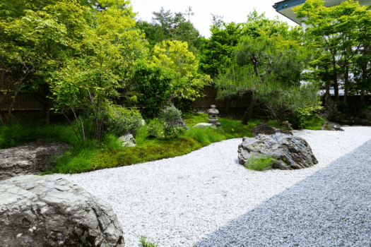 旅庵川喜の庭は、本社のある京都から庭師を招き造園しております。京都で有名な寺院の枯山水の日本庭園を設え、季節毎に変わりゆく風情を楽しむこともまた他には無い贅沢な時間としてお楽しみいただけます。（お部屋タイプや配置により見える角度が異なります）