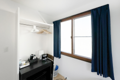 ・【104ツイン】明るい日差しが差し込む窓際に小さな机を配しております