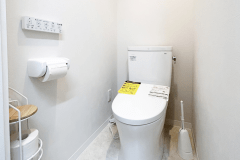 ・【EAST1F トイレ】男女別に洗浄機能付きトイレを完備しております