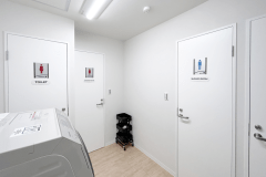 ・【EAST1F 洗面所】トイレ・シャワー共に男女別の共用スペースとなります