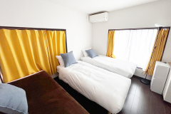 ・【208トリプル】ベッド3台を横並びに設置。ご家族やお友達同士でのお泊りに最適