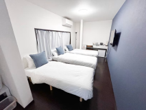 ・【209トリプル】お友達同士やご家族でのお泊りに。室内に小型冷蔵庫を設置しています