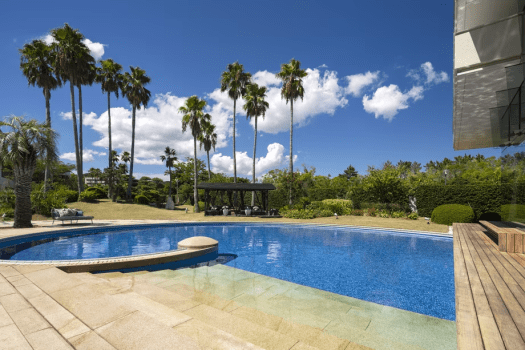 【夏季限定 屋外温泉水プール】洲本温泉の温泉水を使用した夏季限定プール（無料）。※水温は一般的な屋外プールと同程度