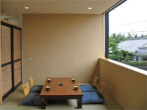 お部屋の大きな窓からは、天草の風が感じられます。