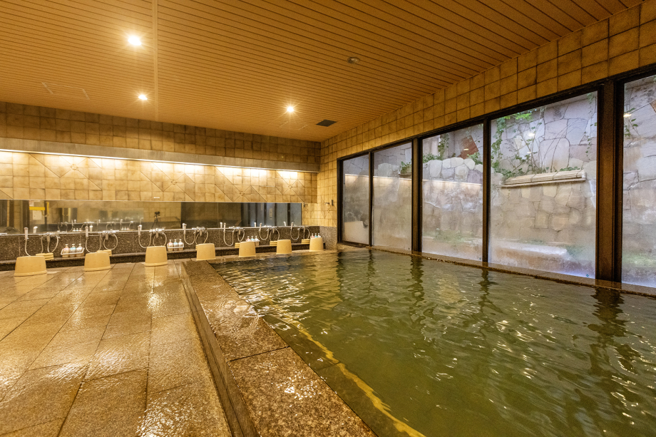 【天然温泉 三蔵(みつくら)の湯】エリア最大級の広さを誇る大浴場。手足を伸ばしてゆっくりと。 【天然温泉 三蔵(みつくら)の湯】エリア最大級の広さを誇る大浴場。手足を伸ばしてゆっくりと。