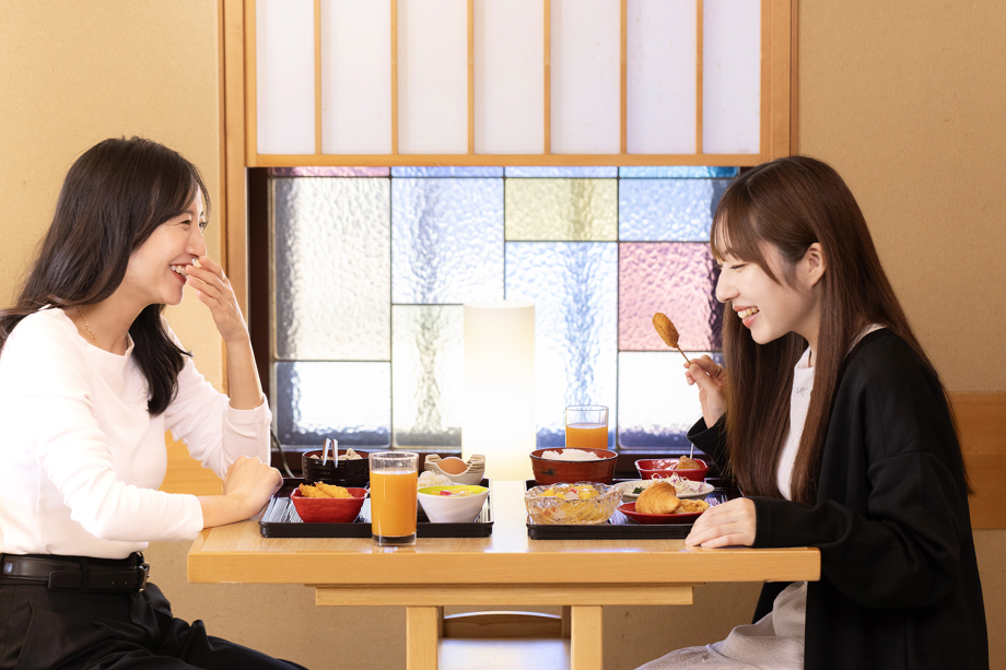 【お食事イメージ】「これ美味しいね～！」味噌串カツをはじめとする名古屋めしに舌鼓。