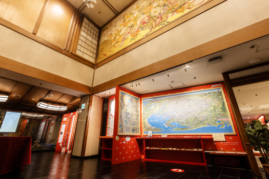 【ロビー】天井が高い広々としたロビーには、展示コーナー『えんむすび』がございます。