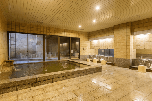 【天然温泉　三蔵（みつくら）の湯】ホテル敷地内で掘り当てた自家源泉の温泉。加温ありの源泉かけ流し。